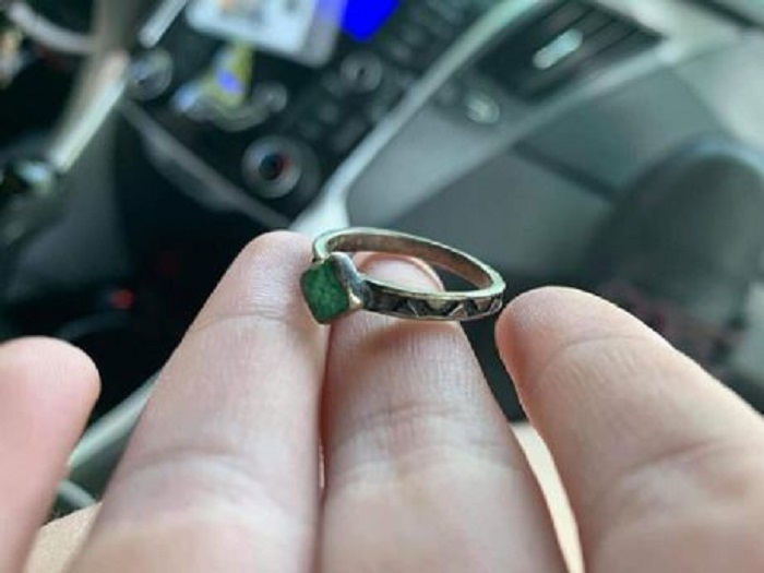 Жених подарил невесте на помолвку красивое кольцо. Вскоре она узнала, где он его взял, и сильно разочаровалась