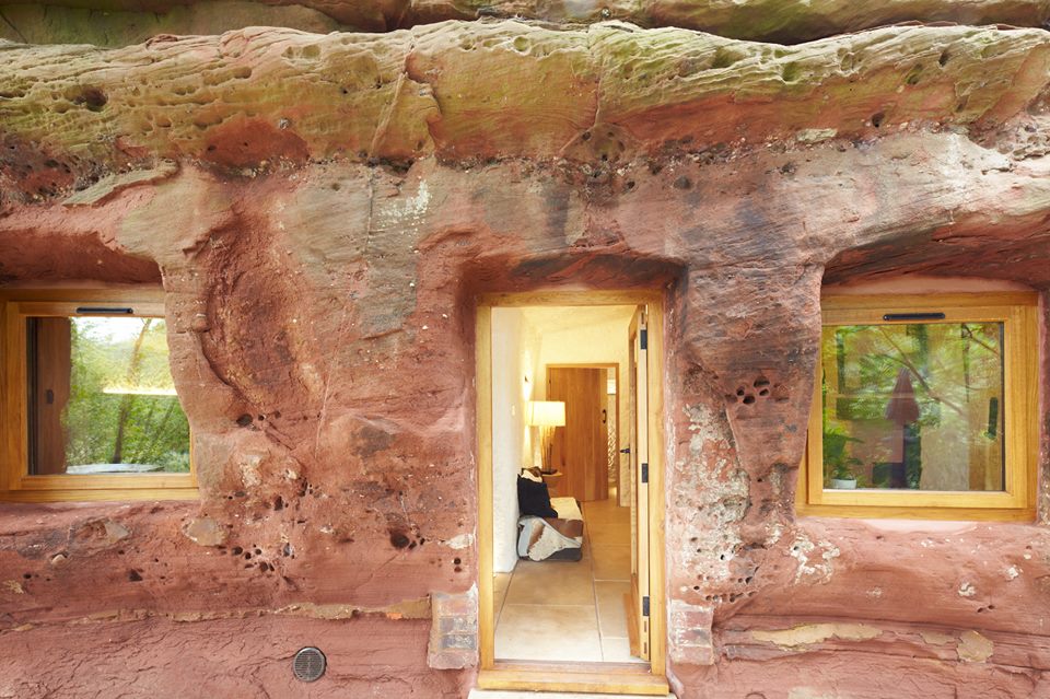 Мужчина решил полностью изменить свой образ жизни: он приобрел 700-летнюю пещеру и превратил ее в комфортабельное жилье