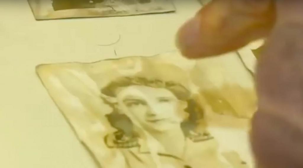 Рабочие при разборе дома обнаружили старый кошелек с документами семидесятилетней давности