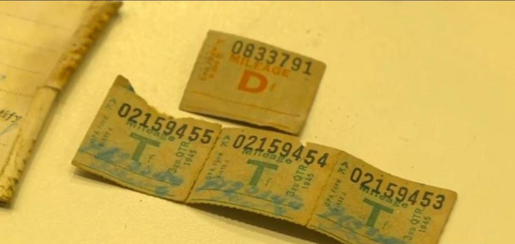 Рабочие при разборе дома обнаружили старый кошелек с документами семидесятилетней давности