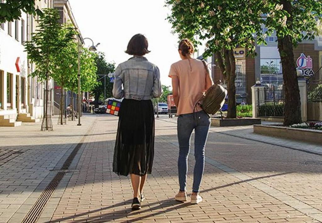 К долголетию быстрым шагом: ученые доказали, что люди, ходящие быстро, живут на 15 лет дольше тех, кто ходит медленно