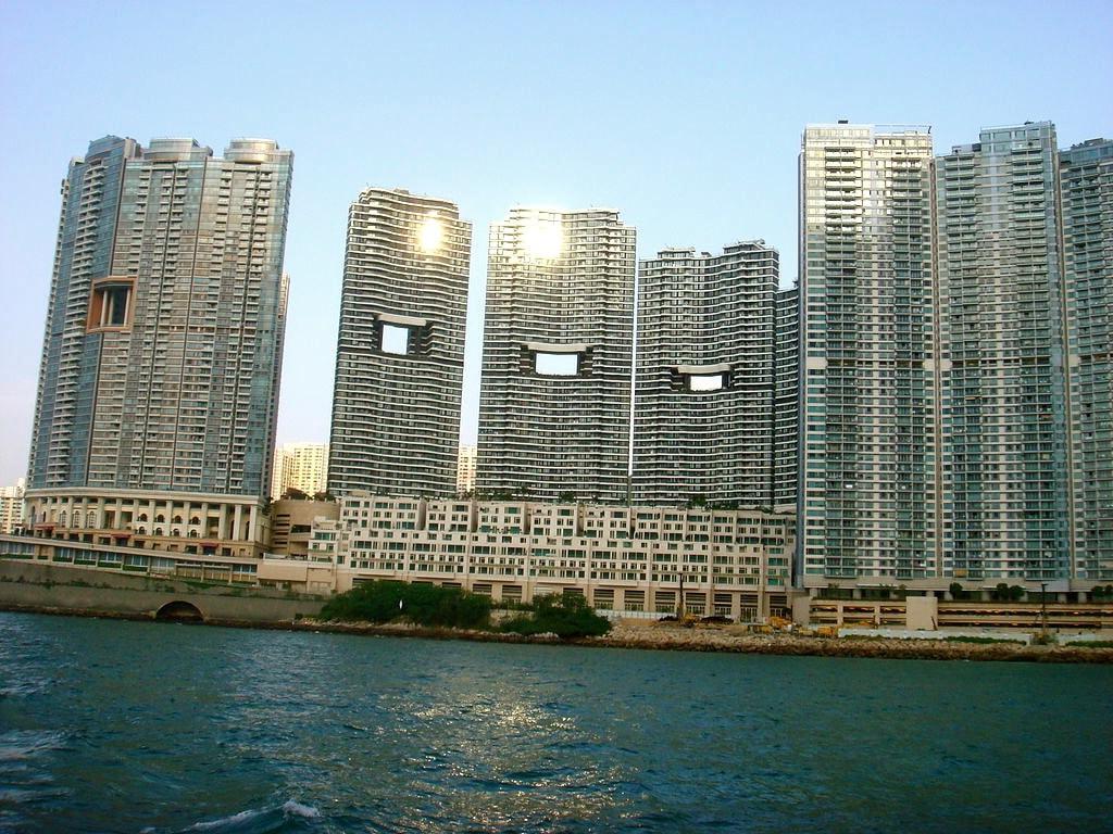 Загадочный портал или прихоть строителей: почему в небоскребах Гонконга всегда есть дыры