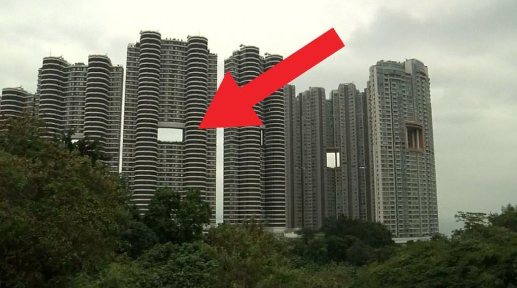 Загадочный портал или прихоть строителей: почему в небоскребах Гонконга всегда есть дыры