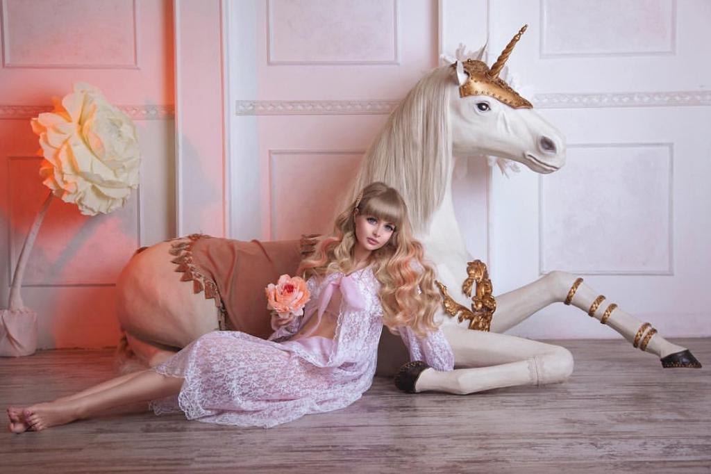 Настоящая кукла без пластики: русская девушка настолько красива, что родители не отпускают ее из дома одну