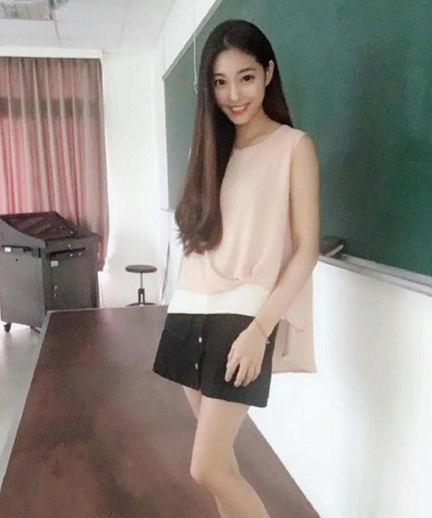 Мальчики на занятия точно ходят: 28-летнюю девушку назвали самым красивым преподавателем на Тайване