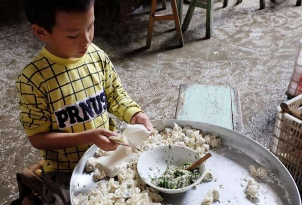 8-летний мальчик готовит 10 000 пельменей в день, чтобы помочь своим дедушке и бабушке обеспечивать семью
