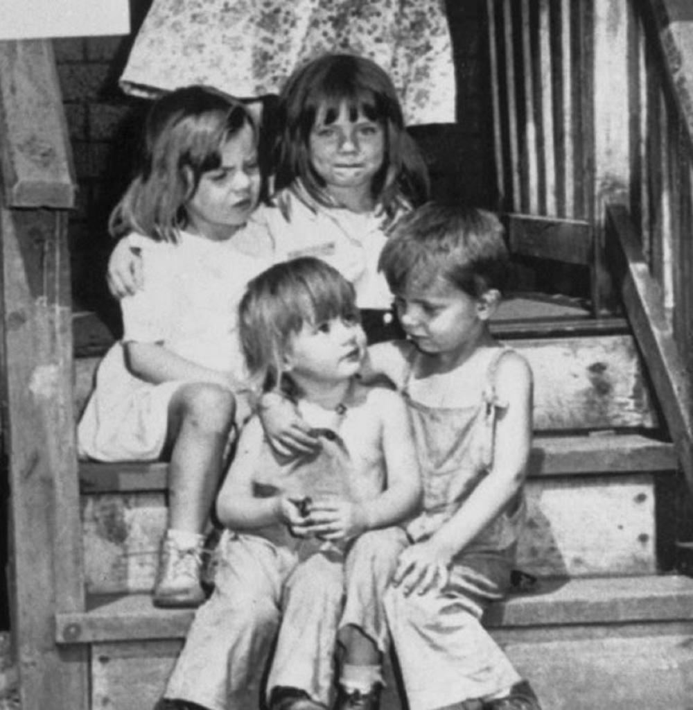 "Продам четверых детей!": как сложилась жизнь детей со скандальной фотографии 1948 года