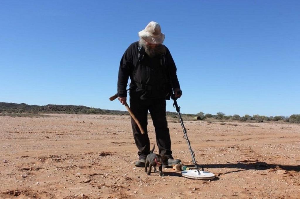 Мужчина обнаружил золотой самородок стоимостью 68 000 долларов с помощью металлоискателя во время путешествия по Австралии