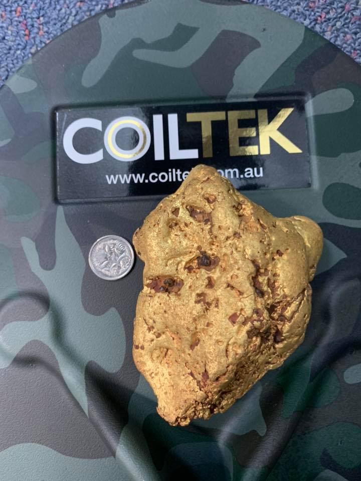 Мужчина обнаружил золотой самородок стоимостью 68 000 долларов с помощью металлоискателя во время путешествия по Австралии