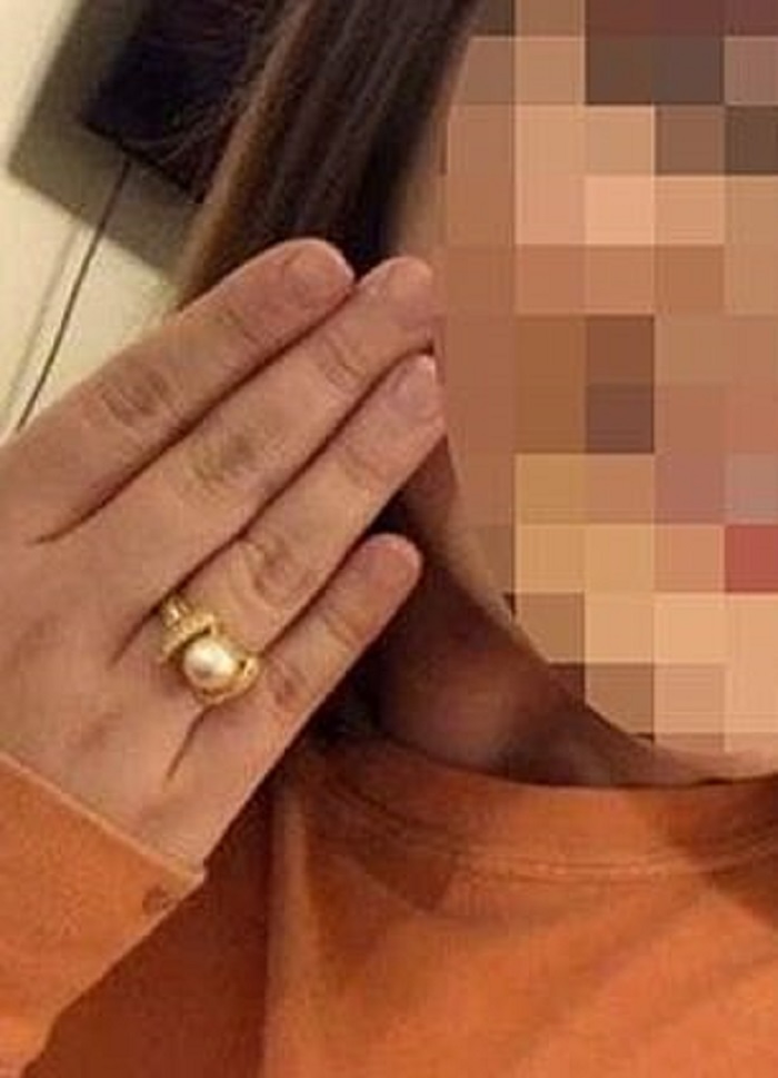 Парень сделал девушке предложение, подарив кольцо любимой бабушки. А невеста назвала его "уродливым"