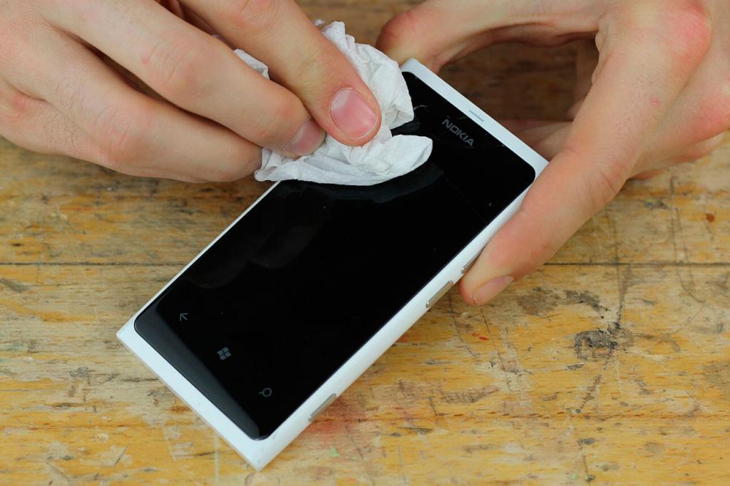 Как правильно чистить любую модель iPhone, не повреждая устройство
