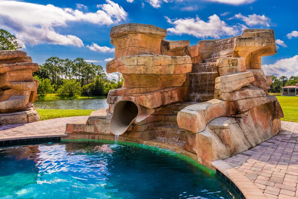 Фантастический дом в стиле Диснея во Флориде: бассейн в виде Микки Мауса и мультяшные витражи