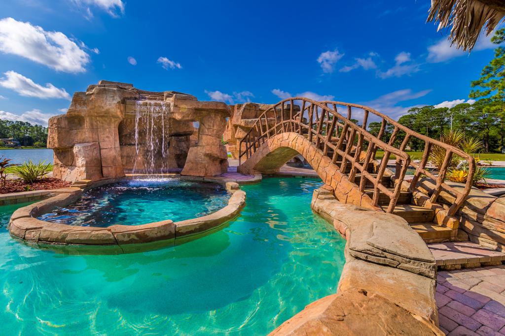 Фантастический дом в стиле Диснея во Флориде: бассейн в виде Микки Мауса и мультяшные витражи