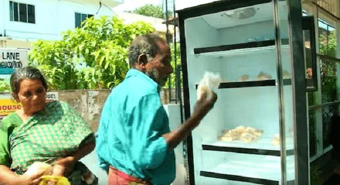 Владелица ресторана поставила на улице холодильник для бездомных