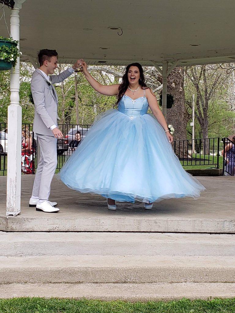 Девушка не смогла позволить себе выпускное платье, и тогда ее парень сшил его сам