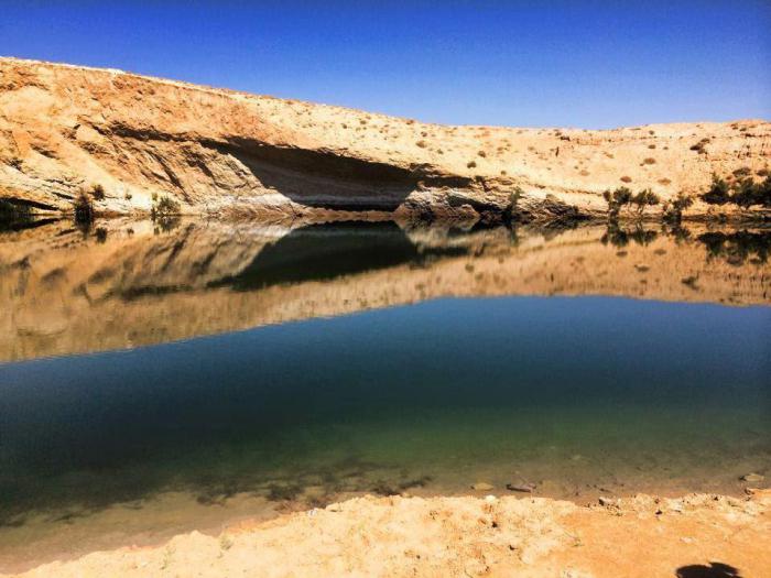 таинственное озеро в пустыне