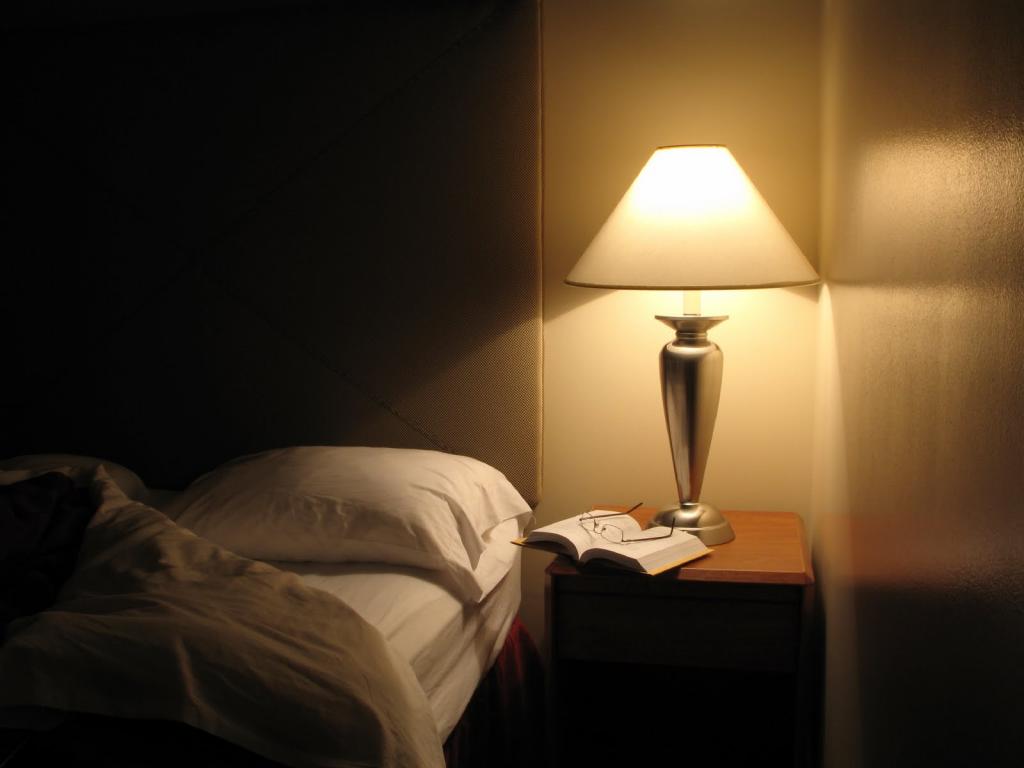 Это не отдых: свет лампы в спальне тоже нарушает биологические ритмы человека