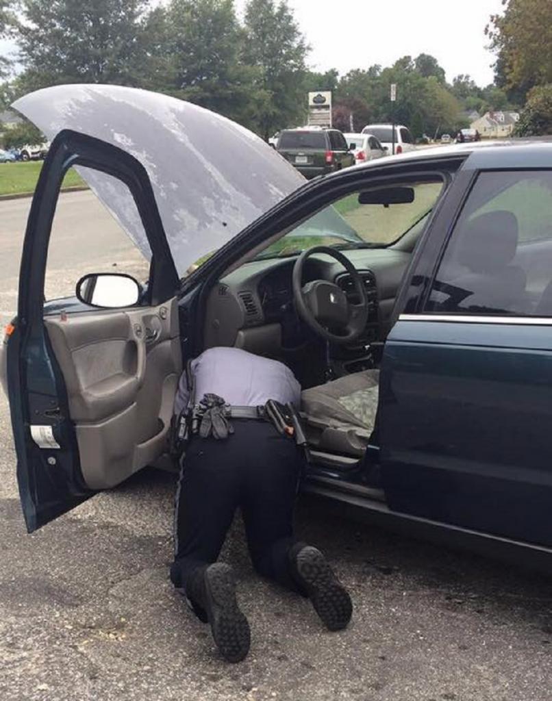Полицейский остановил девушку, но не стал выписывать штраф, а починил ей машину