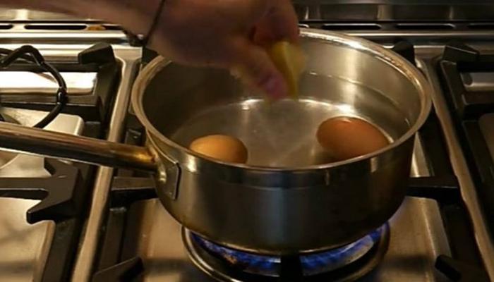 Зачем при варке яиц в воду добавляют лимонный сок