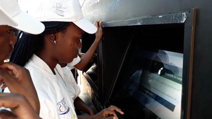 Компьютерное роуд-шоу в Мозамбике: четыре ЖК-экрана, питаемых от солнечных панелей. Передвигается на ослах