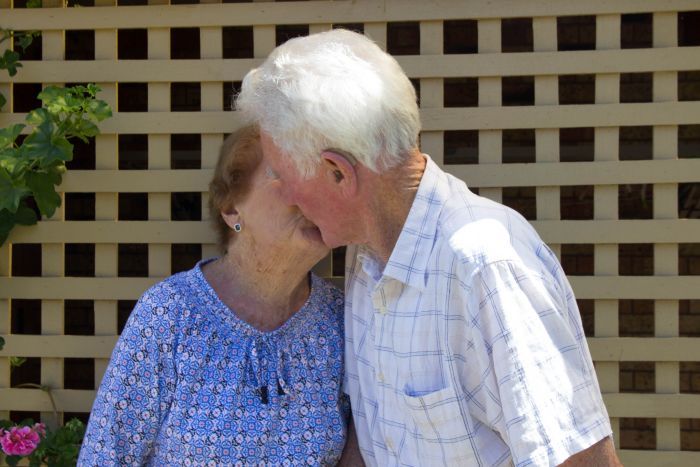 90-летняя бабушка встретила своего суженого на автобусной остановке