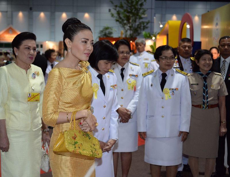 Почему король Таиланда развелся с женой и арестовал всех ее родственников