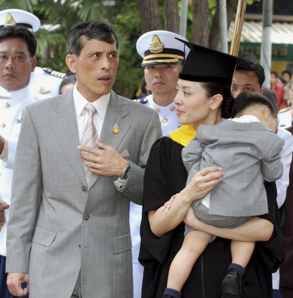 Почему король Таиланда развелся с женой и арестовал всех ее родственников