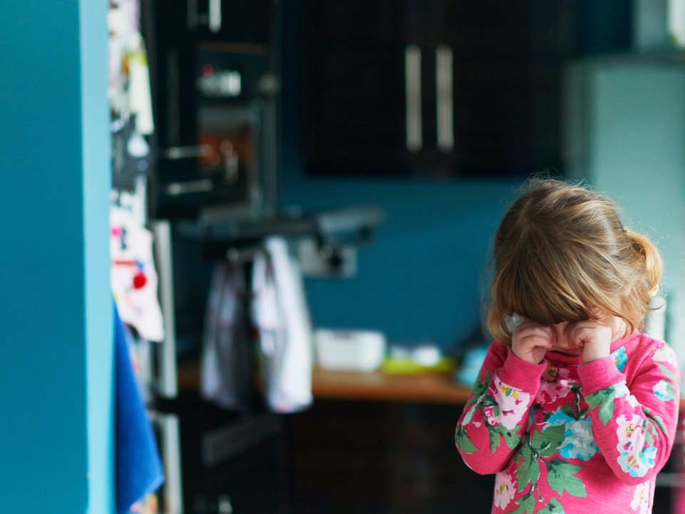 "Ничего страшного", "хватит плакать", "ты самый умный": 5 стандартных фраз, которые пагубно влияют на детей