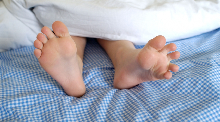 Гипнический рывок: почему человек дергает ногой, когда засыпает