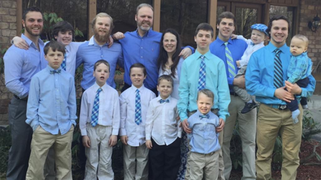 Родители семьи, в которой 14 мальчиков, прославились, дав своему последнему сыну необычное имя