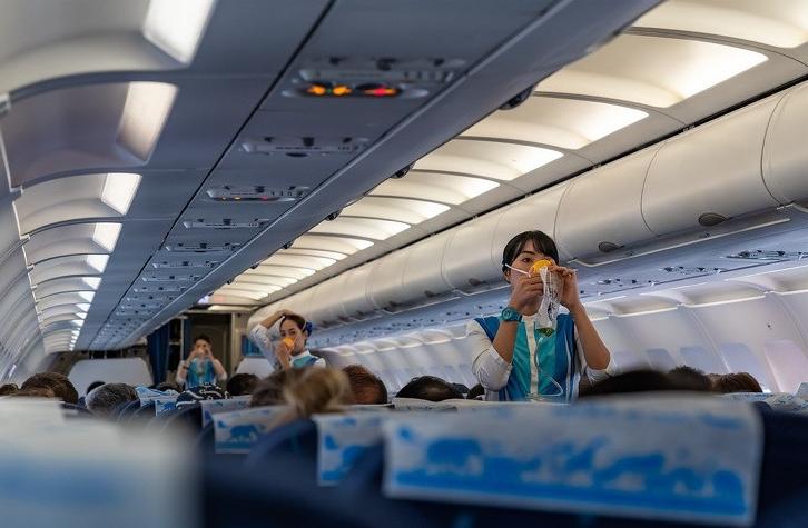 Привычки, вызывающие гнев других людей в самолете: от них надо избавляться