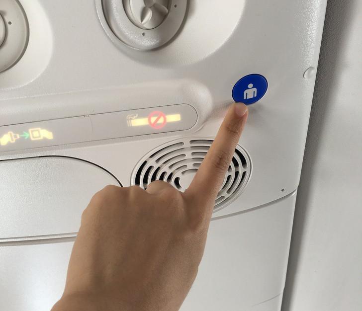 Привычки, вызывающие гнев других людей в самолете: от них надо избавляться
