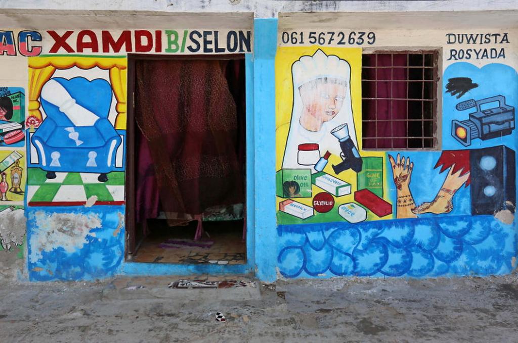 Многие жители Сомали не умеют читать. Поэтому витрины магазинов там оформляют наглядными рисунками