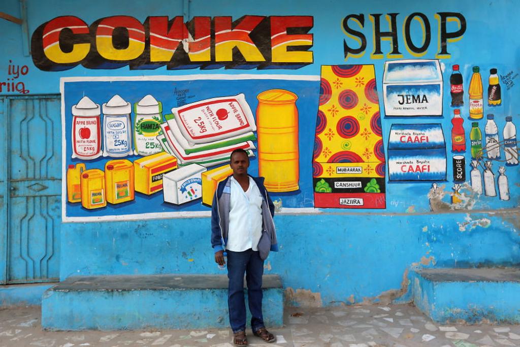 Многие жители Сомали не умеют читать. Поэтому витрины магазинов там оформляют наглядными рисунками