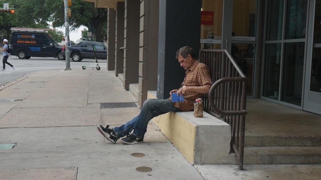 Когда-то бездомный мужчина спал неподалеку от университета, но теперь смог стать его студентом