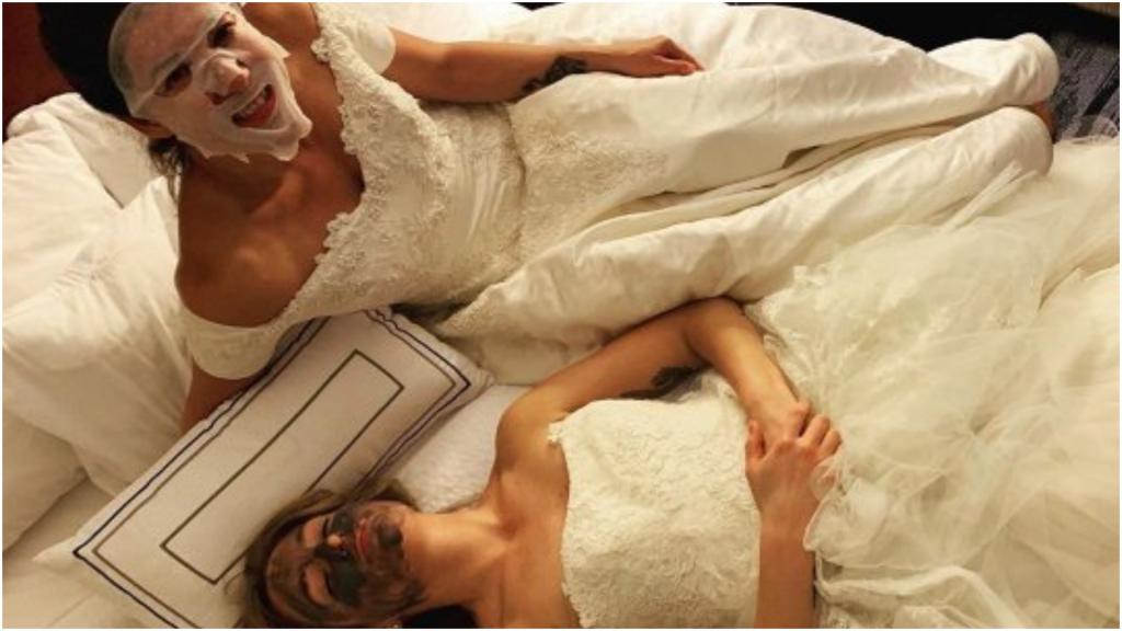 Две подруги развелись со своими мужьями и теперь ходят на вечеринки в свадебных платьях
