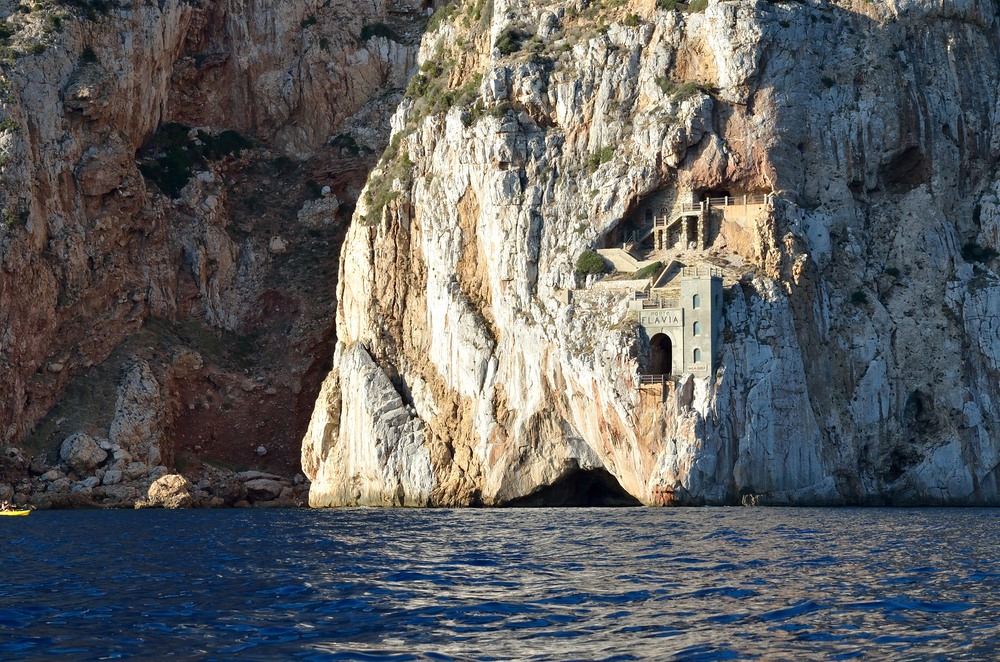 Порто Флавия – необычный погрузочный порт, вырубленный в скале на острове Сардиния (Италия)