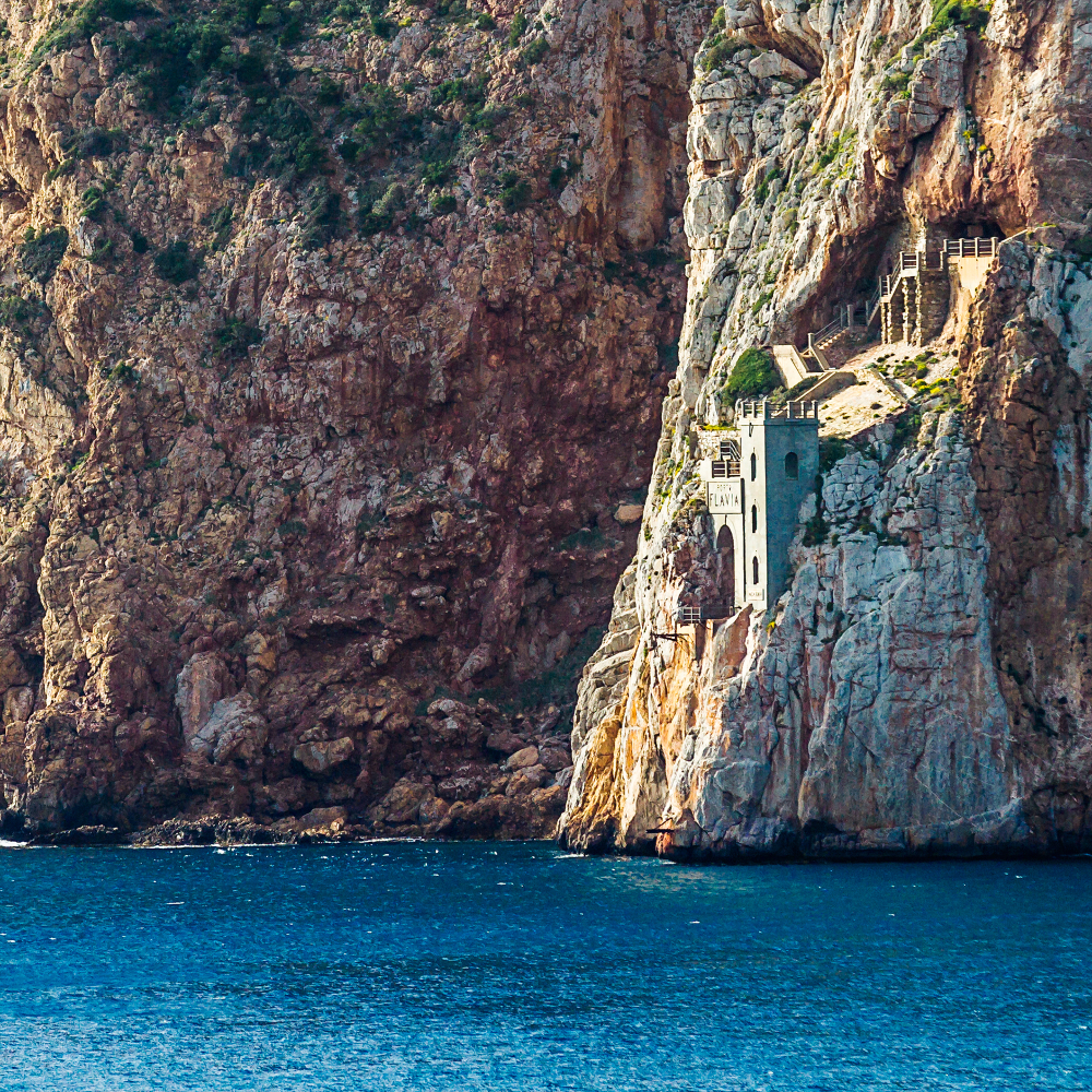 Порто Флавия – необычный погрузочный порт, вырубленный в скале на острове Сардиния (Италия)