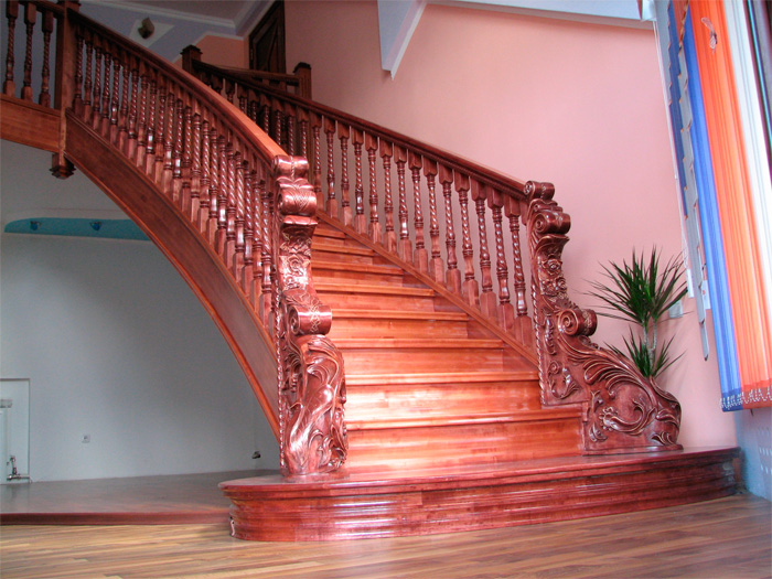 Классическая деревянная лестница, покрытая лаком