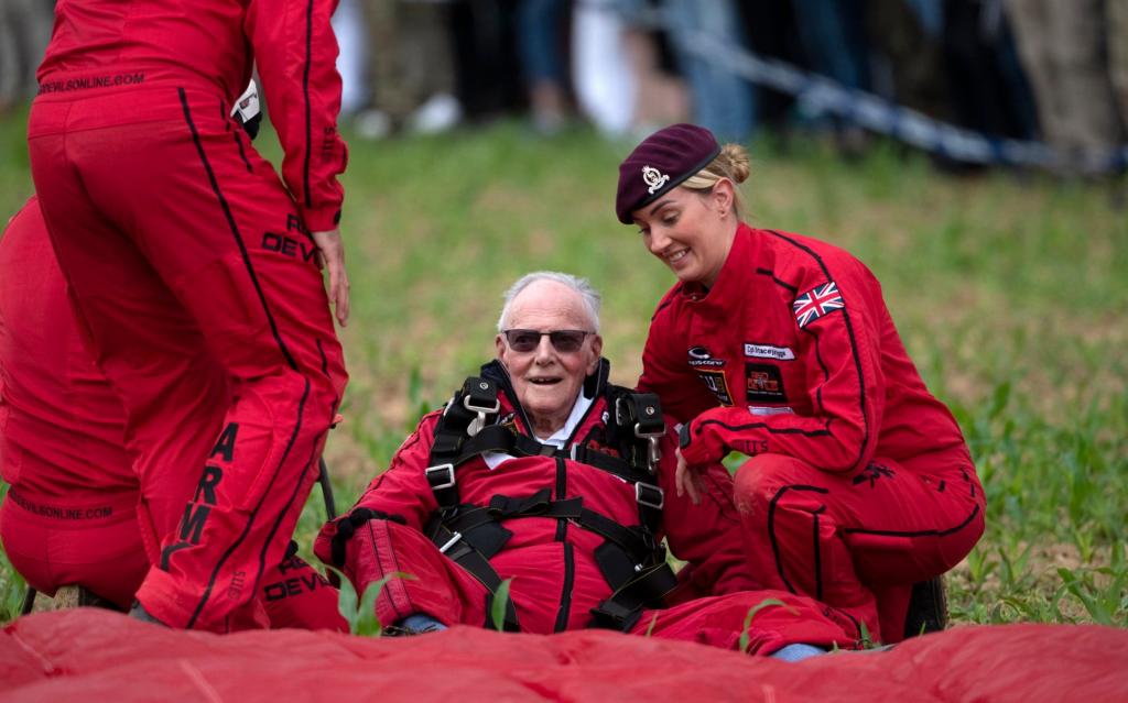 75 лет спустя. Два ветерана воссоздали свой прыжок с парашюта, сделанный в День Д