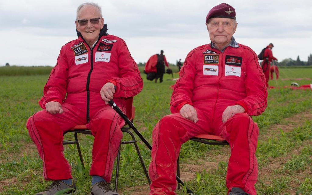 75 лет спустя. Два ветерана воссоздали свой прыжок с парашюта, сделанный в День Д