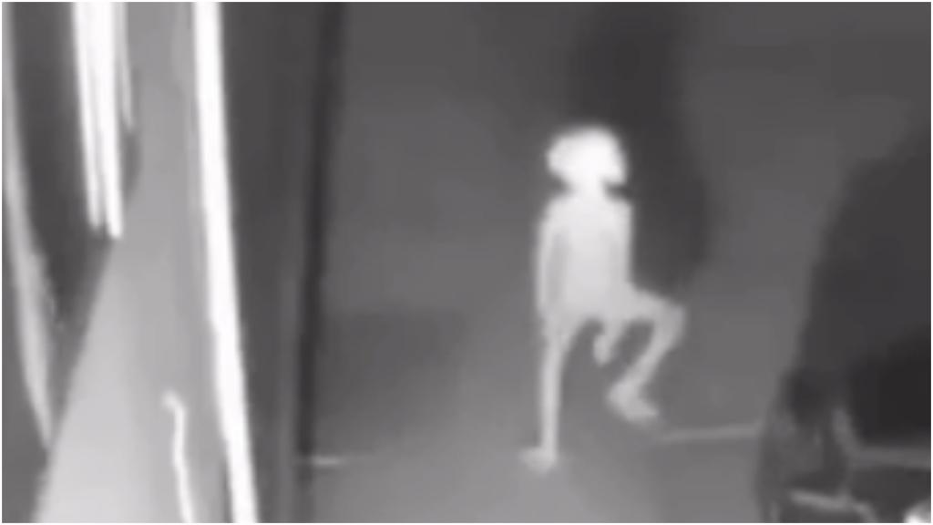 Молодые студенты сняты на скрытую камеру ночного видения когда трахались на улице