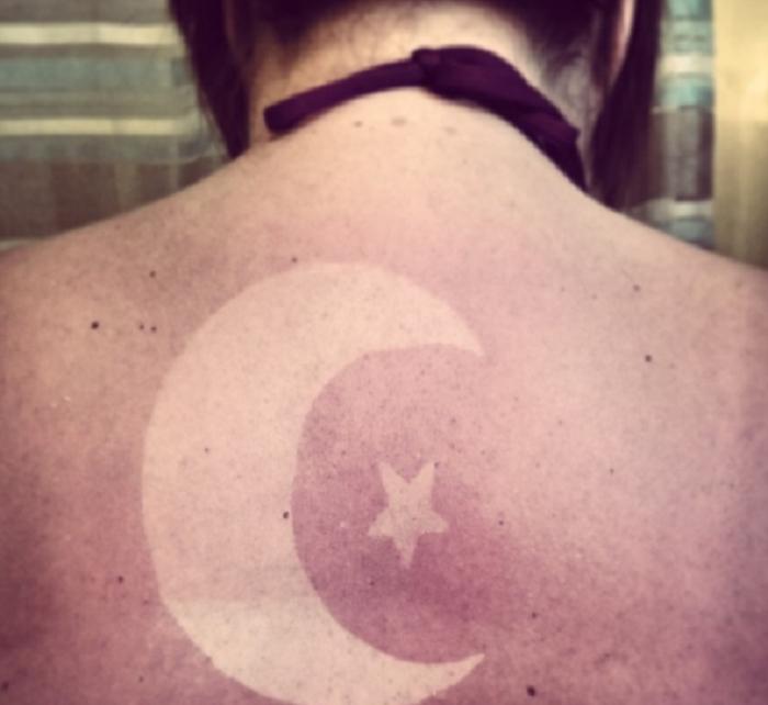 Безумный тренд: люди специально загорают на солнце так, чтобы получить "тату"