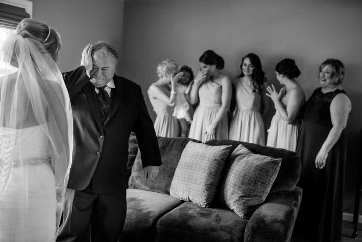 Искренние эмоции отцов, которые увидели своих дочерей в свадебном платье