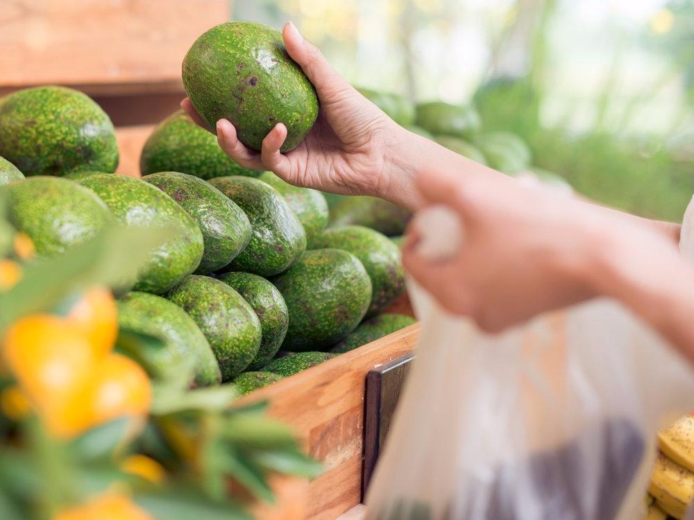 Покупать сезонные продукты или посадить свой огород: 10 советов, как сэкономить на еде и при этом хорошо питаться