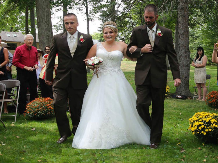 На свадьбе отец схватил за руку мужчину: он тоже имел право вести дочь к алтарю