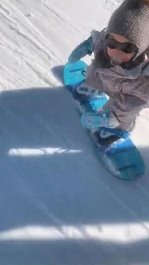 Вот это фокус! Интернет покорен видео 15-месячной девочки, лихо катающейся на сноуборде