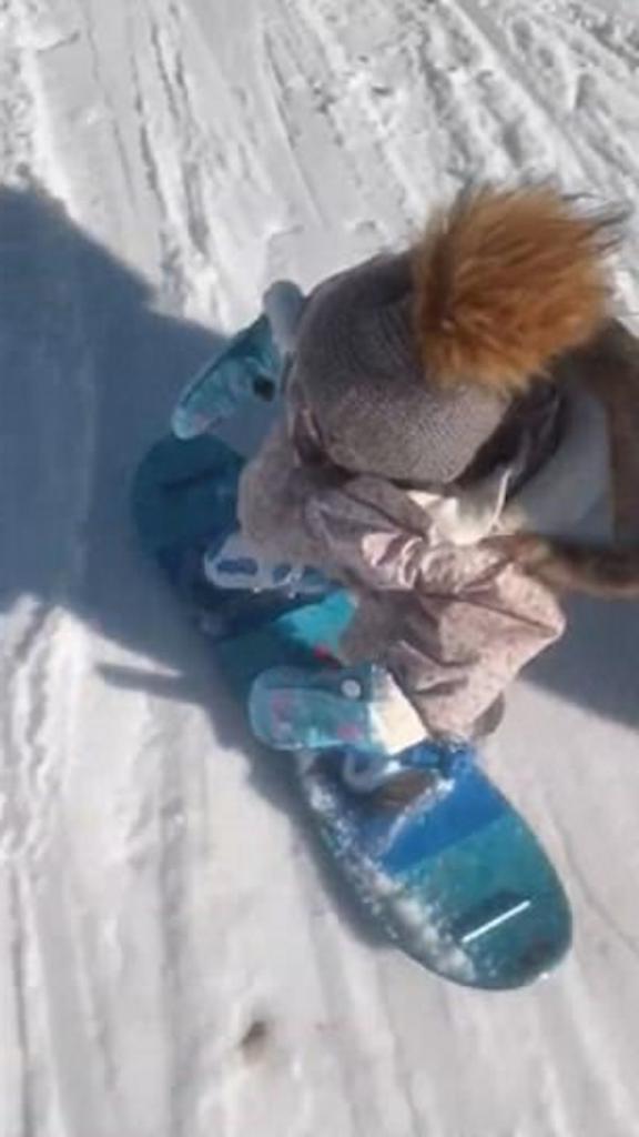 Вот это фокус! Интернет покорен видео 15-месячной девочки, лихо катающейся на сноуборде