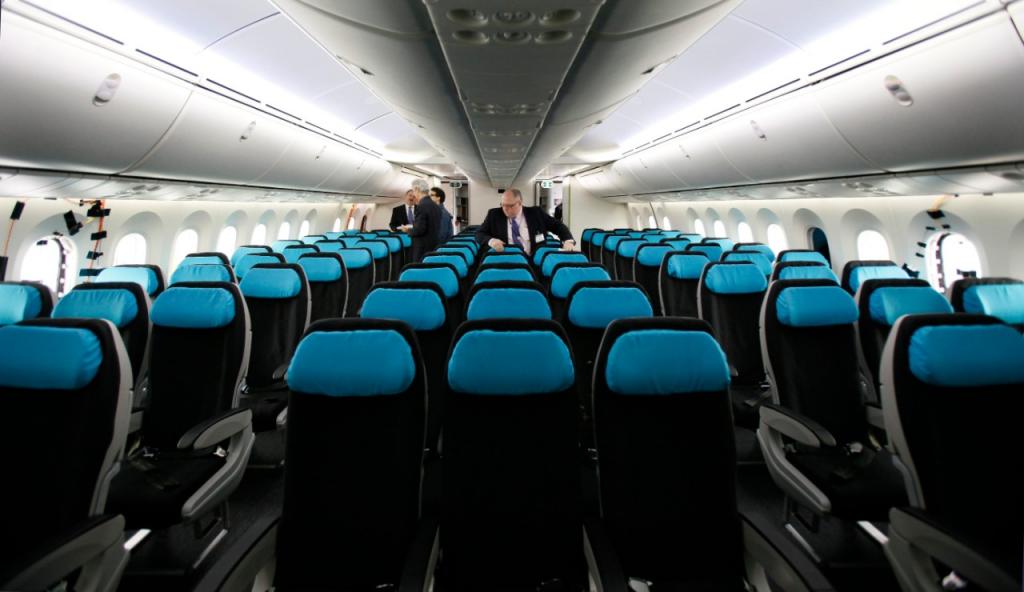 Секреты авиаперелетов: кому из пассажиров принадлежит право на подлокотники
