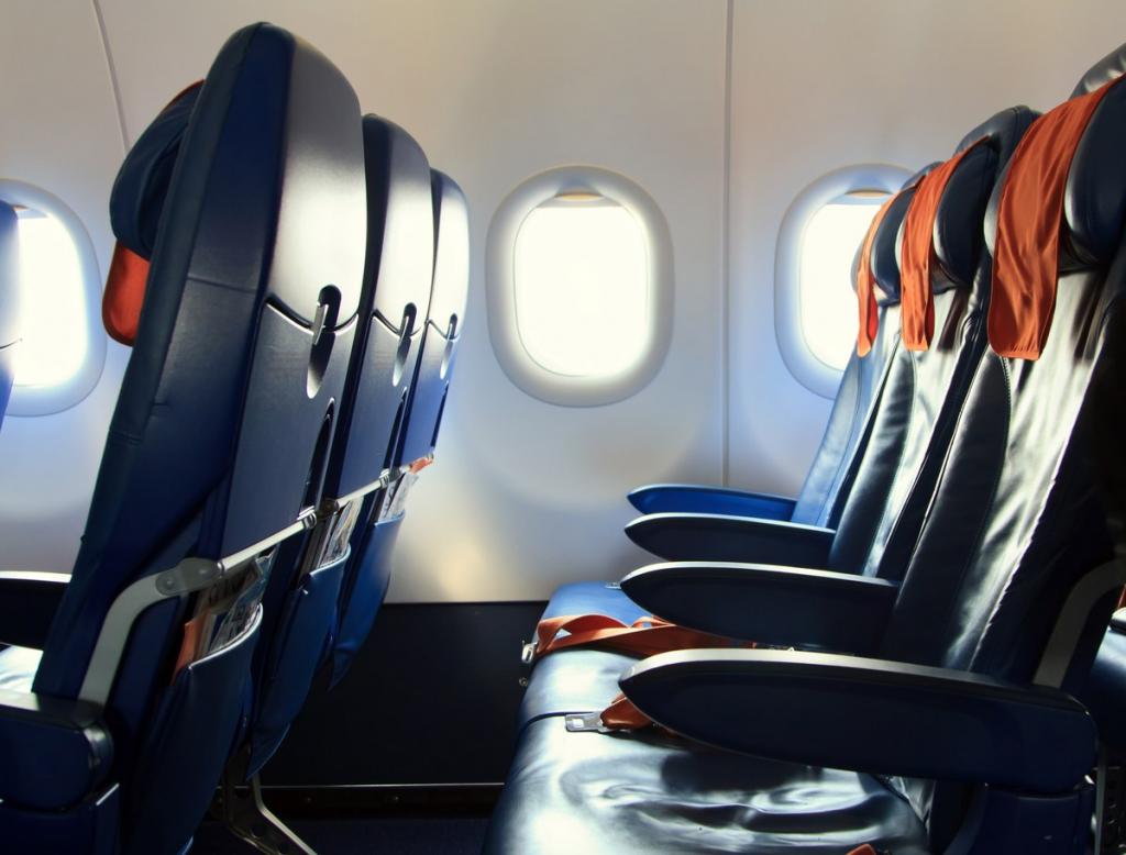 Секреты авиаперелетов: кому из пассажиров принадлежит право на подлокотники